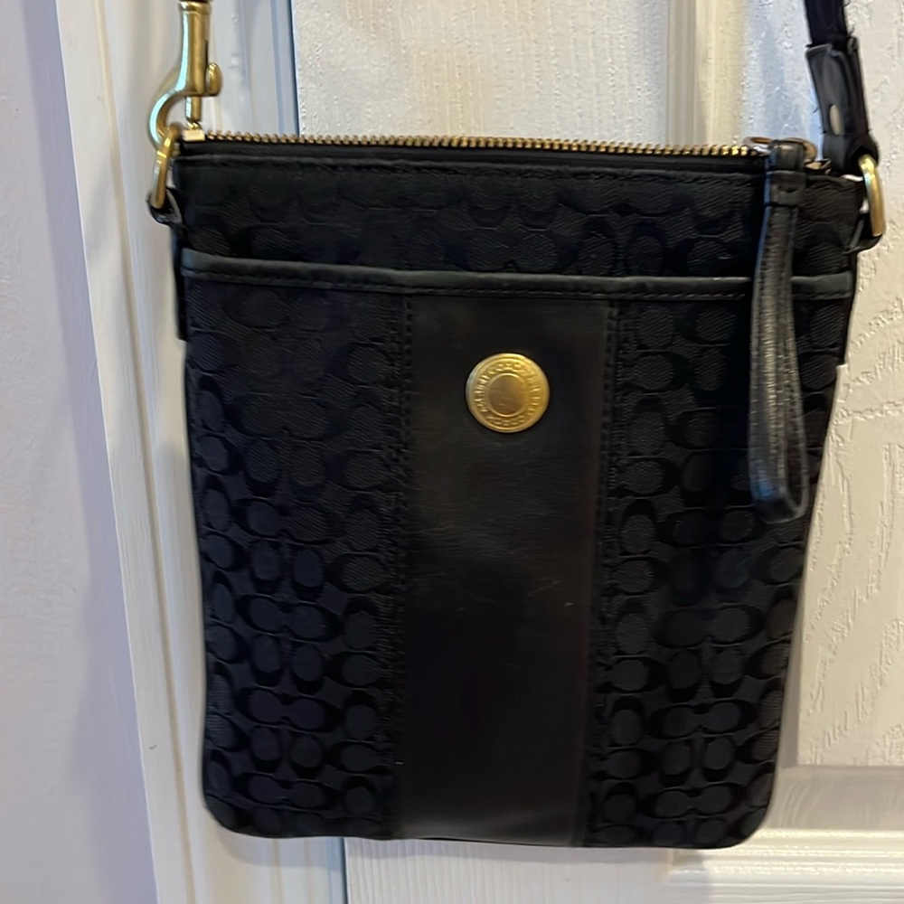 COACH cross body bag w zipper and many pockets